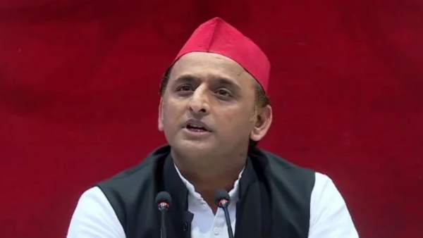 योगी सरकार IIM से सीखे कैसे सड़कों पर गाय और सांड न दिखे