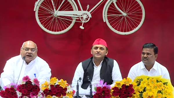 अगर कोई उनकी पार्टी में आना चाहता है तो दरवाजा खुला है: अखिलेश