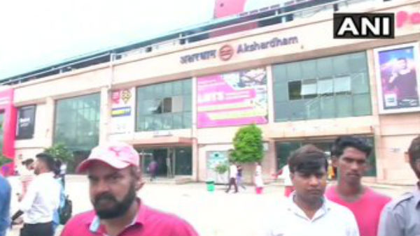 दिल्ली: अक्षरधाम मंदिर के पास पुलिस की कमांडो टीम पर बंदूकधारी बदमाशों ने किया हमला दिल्ली: अक्षरधाम मंदिर के पास पुलिस की कमांडो टीम पर बंदूकधारी बदमाशों ने किया हमला