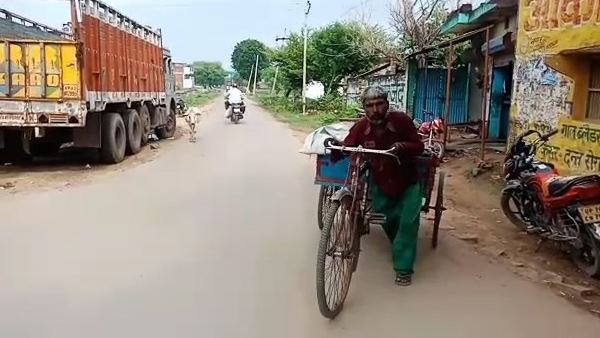 Husband brought his wife body 45 KM on Rickshaw when ambulance wasnt found Husband brought his wife body 45 KM on Rickshaw when ambulance wasnt found