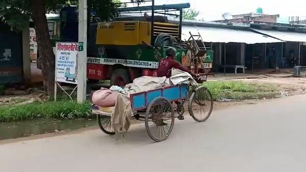 Husband brought his wife body 45 KM on Rickshaw when ambulance wasnt found Husband brought his wife body 45 KM on Rickshaw when ambulance wasnt found