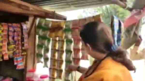 Smriti Irani arrives at pan shop and calls ban on plastic Smriti Irani arrives at pan shop and calls ban on plastic