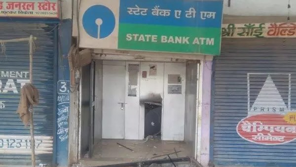 एटीएम को एक बोलेरो गाड़ी से बांधकर ले जाया गया