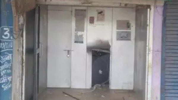 सीसीटीवी कैमरों को सिल्वर-ग्रे रंग के स्प्रे का इस्तेमाल कर डिफ्यूज किया