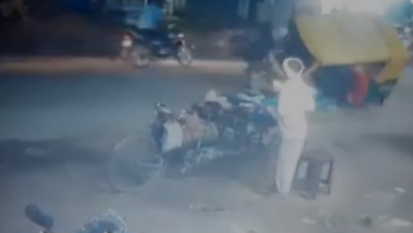 Auto overturned in bull fight on the road video Auto overturned in bull fight on the road video