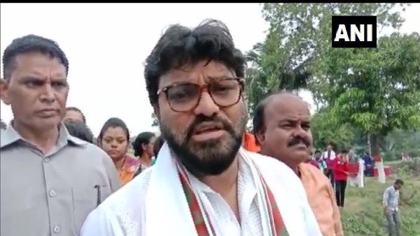 बाबुल सुप्रियो के साथ हुई धक्का-मुक्की, दिखाई गए काले झंडे