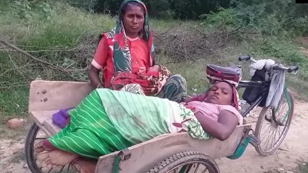 woman force go to home in rickshaw after govt hospital deny for ambulance woman force go to home in rickshaw after govt hospital deny for ambulance