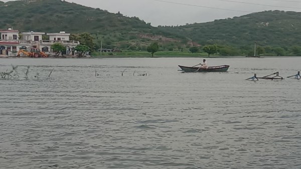 ग्रामीणों का अब नाव ही सहारा