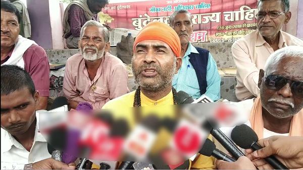 'अनशन का एक साल पूरा होने पर 150 लोगों ने खून से खत लिखा'