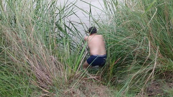 police inspector jumped to search girl in canal police inspector jumped to search girl in canal