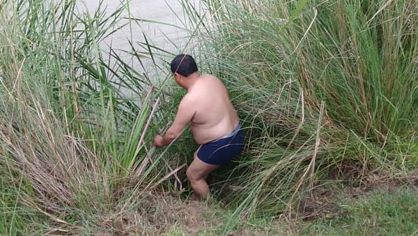 police inspector jumped to search girl in canal police inspector jumped to search girl in canal