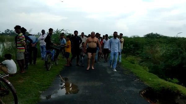 police inspector jumped to search girl in canal police inspector jumped to search girl in canal
