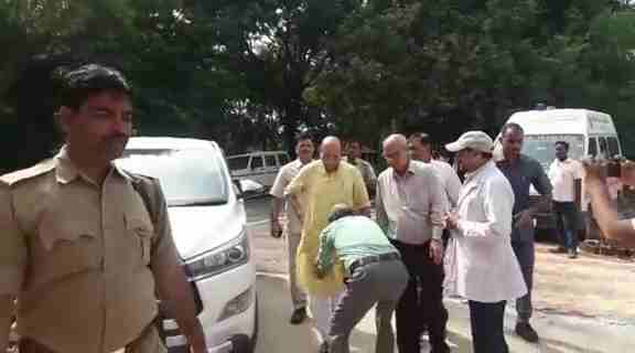 drunk Ward Boy suspended during inspection by Health Minister Jai Pratap Singh drunk Ward Boy suspended during inspection by Health Minister Jai Pratap Singh