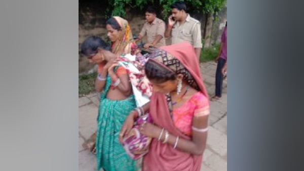 rajsthani women held hostage over suspicion in child lifter in chandauli rajsthani women held hostage over suspicion in child lifter in chandauli
