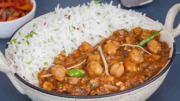 Students angry over serving meat in Chole Chawal Students angry over serving meat in Chole Chawal