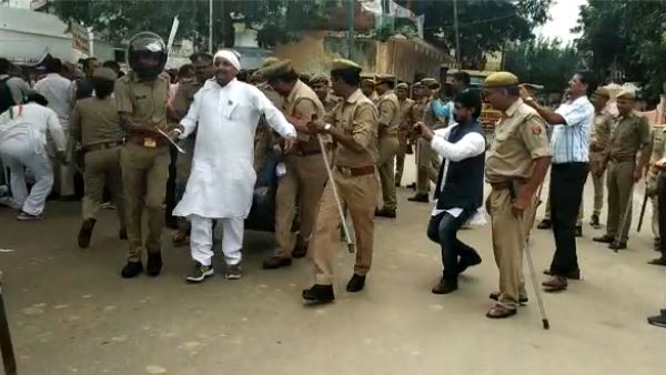 प्रशासन पर चिन्मयानंद को बचाने का आरोप