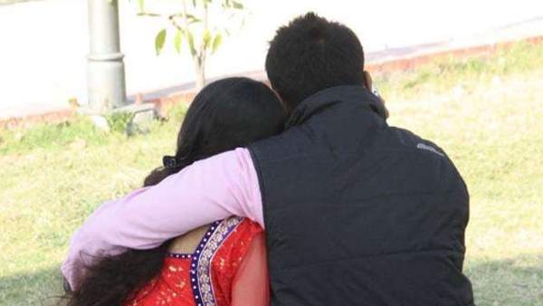पति के सामने कर दी प्रेमी की धुनाई