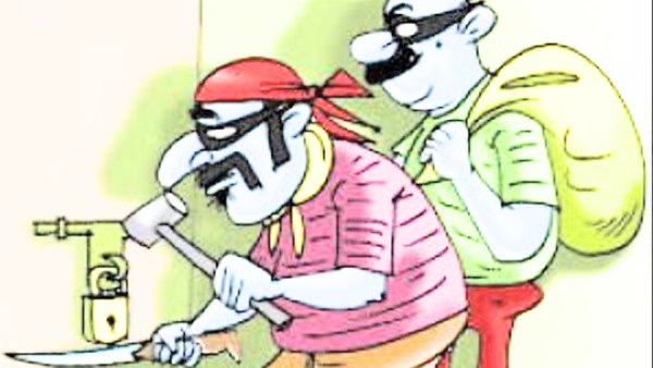 जून में हुई थी लाखों की चोरी