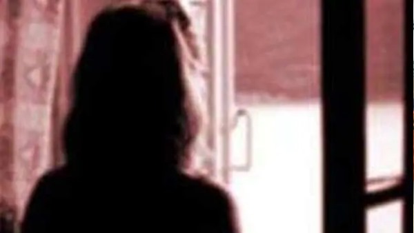 woman physically attacked by van driver in shahjahanpur woman physically attacked by van driver in shahjahanpur