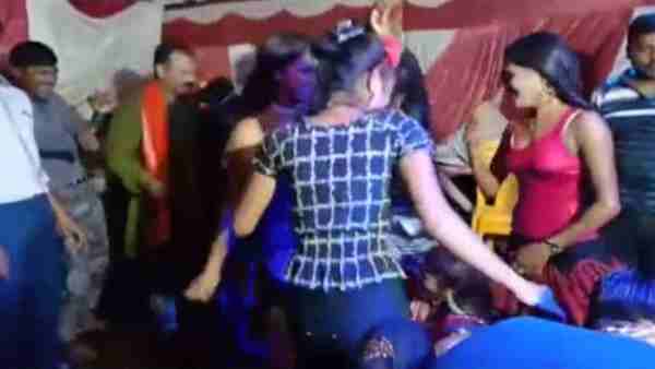 Bar Girls at Ganpati Pandal goes video viral Bar Girls at Ganpati Pandal goes video viral