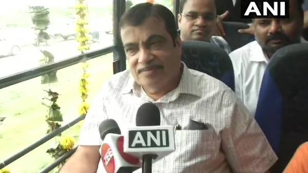 नई दिल्ली। दिल्ली में फिर से ऑड ईवन फॉर्मूला लागू किए जाने को लेकर प्रतिक्रिया देते हुए केंद्रीय परिवहन मंत्री ने कहा है कि उन्हें इसकी कोई जरूरत नहीं लगती। शुक्रवार को दिल्ली के मुख्यमंत्री अरविंद केजरीवाल के राजधानी में 4 से 15 नवंबर तक ऑड ईवन के आधार पर सड़कों पर गाड़ियां चलाए जाने का ऐलान किया है। इसके पीछे प्रदूषण पर काबू करने को वजह बताया गया है। नई दिल्ली। दिल्ली में फिर से ऑड ईवन फॉर्मूला लागू किए जाने को लेकर प्रतिक्रिया देते हुए केंद्रीय परिवहन मंत्री ने कहा है कि उन्हें इसकी कोई जरूरत नहीं लगती। शुक्रवार को दिल्ली के मुख्यमंत्री अरविंद केजरीवाल के राजधानी में 4 से 15 नवंबर तक ऑड ईवन के आधार पर सड़कों पर गाड़ियां चलाए जाने का ऐलान किया है। इसके पीछे प्रदूषण पर काबू करने को वजह बताया गया है।