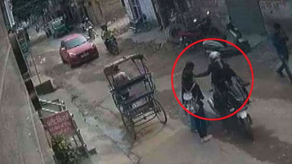 आसपास के लोग घबरा गए लेकिन मां-बेटी ने दिखाई बहादुरी