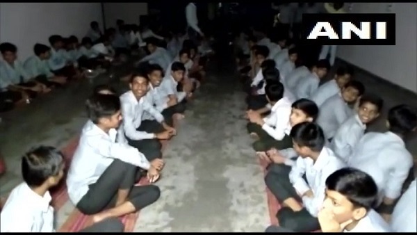 350 बच्चे और 50 शिक्षक-स्टाफ फंसे