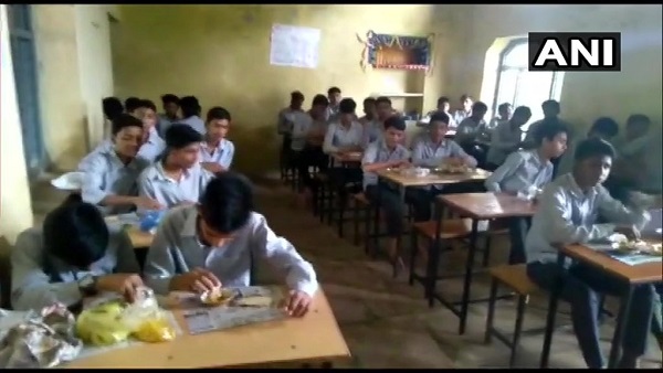 स्थानीय लोग कर रहे मदद
