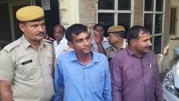 भरतपुर में पंडिताई करता है आरोपी सौरभ शर्मा