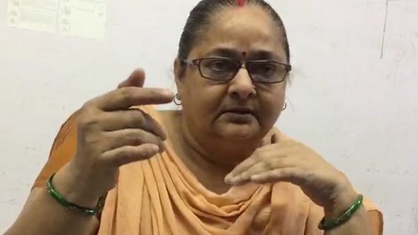 महिला क्लर्क ड्यूटी के दौरान मोबाइल चला रही थी