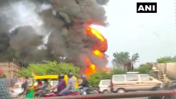 Fire breaks out at a godown in Punjabi Bagh, more than 20 fire tenders have rushed to the spot Fire breaks out at a godown in Punjabi Bagh, more than 20 fire tenders have rushed to the spot