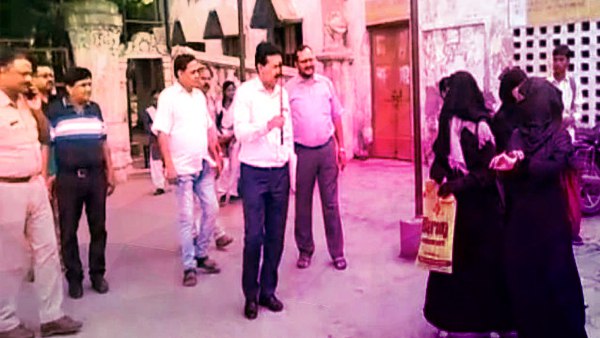 Girls wearing burqas did not get entry in SRK college, Firozabad Girls wearing burqas did not get entry in SRK college, Firozabad
