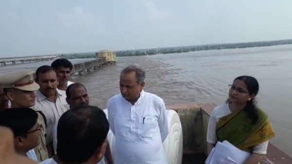 Flood in 49 Village Dholpur Due to Kota Chambal Barrage water release Flood in 49 Village Dholpur Due to Kota Chambal Barrage water release