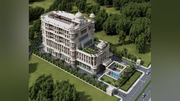 भवन में 19 सुइट रूम और योगा सेंटर भी