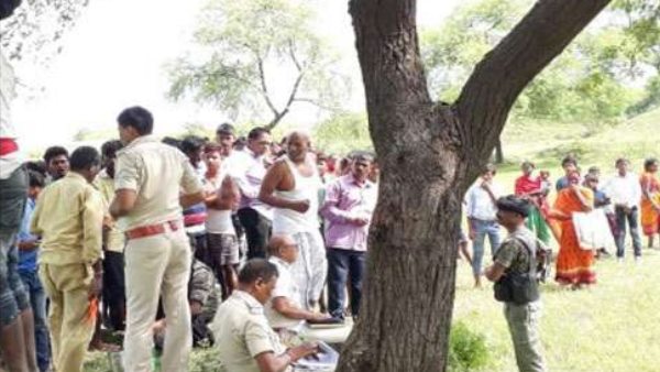 खेत में पेड़ से लड़के मिले दोनों के शव