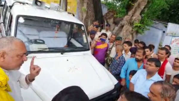 VIDEO: बाढ़ प्रभावित क्षेत्र में SDO की लापरवाही पर भड़के गिरिराज सिंह, बीच सड़क जमकर लगाई फटकार VIDEO: बाढ़ प्रभावित क्षेत्र में SDO की लापरवाही पर भड़के गिरिराज सिंह, बीच सड़क जमकर लगाई फटकार