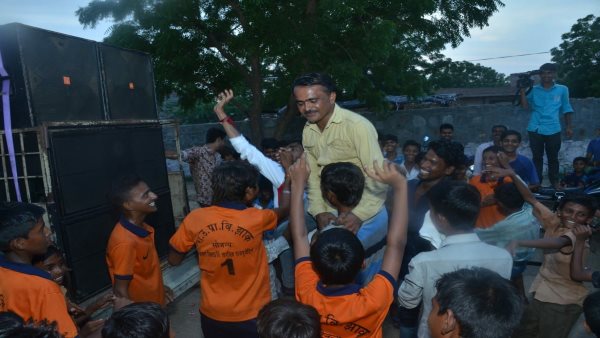 ग्रामीणों ने कंधों पर उठाकर निकाला जुलूस