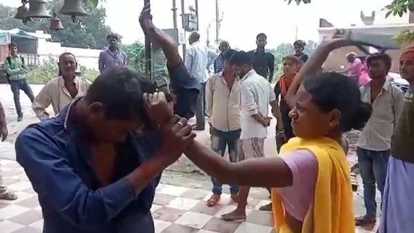 woman beats up eve teaser on road in gonda woman beats up eve teaser on road in gonda