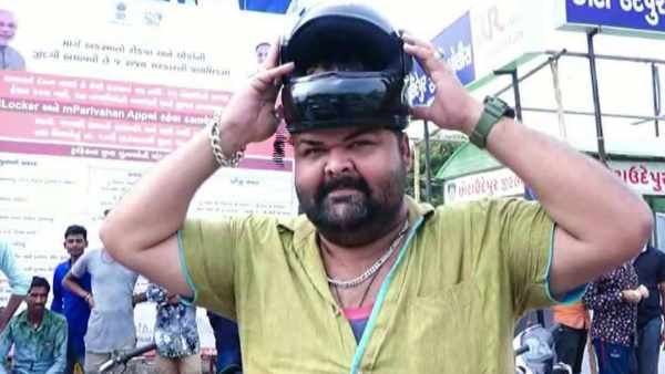 पुलिस ने भी देखा, सिर में तो हेलमेट आता ही नहीं