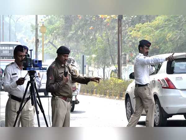 गुजरात पुलिस भी चौबीसों घंटे गश्त कर रही