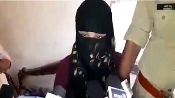 पीड़ित छात्रा ने बंद कमरे में जज को सुनाई आपबीती- बताया कैसे चिन्मयानंद ने नहाने का वीडियो बनाया और फिर... पीड़ित छात्रा ने बंद कमरे में जज को सुनाई आपबीती- बताया कैसे चिन्मयानंद ने नहाने का वीडियो बनाया और फिर...