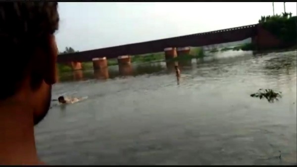 बचने के लिए भैंसटा नदी में कूद गया