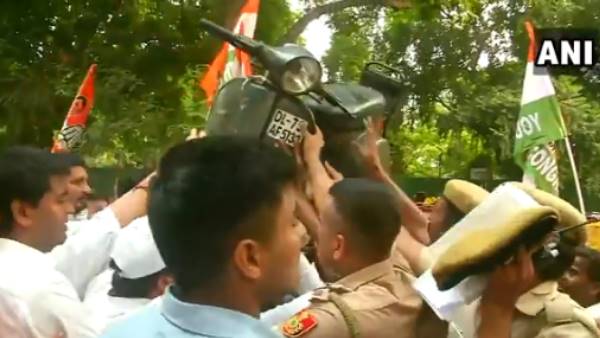 Indian Youth Congress protest outside residence of Nitin Gadkari against Motor Vehicle Act Indian Youth Congress protest outside residence of Nitin Gadkari against Motor Vehicle Act