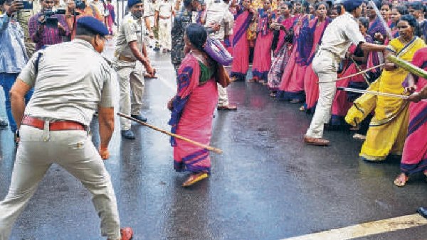 Anganwadi workers were beaten up in Jharkhands Ranchi by police Anganwadi workers were beaten up in Jharkhands Ranchi by police