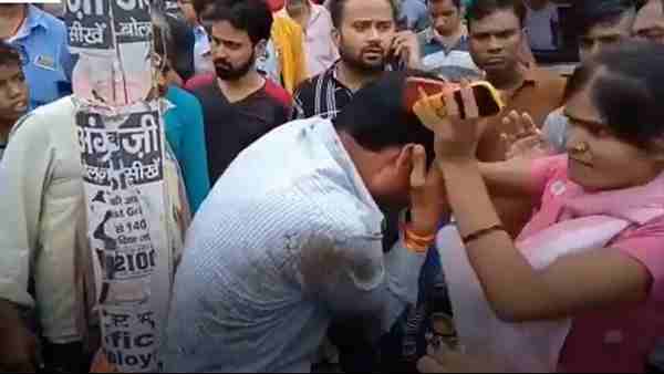 फोन पर बातचीत करने पर भी था ऐतराज