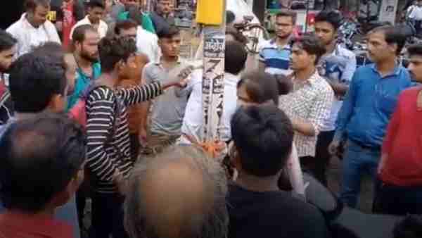 शोहदा समझकर लोगों ने भी पीटा