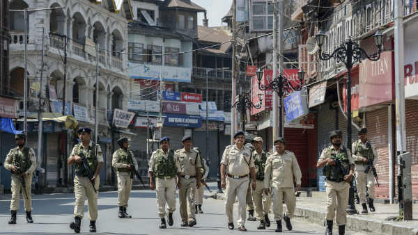 एके-47 नहीं, चूड़ियां भेजनी चाहिए.....