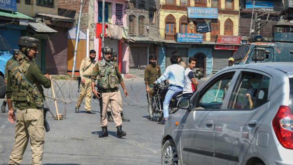 लश्कर के 8 आतंकी गिरफ्तार