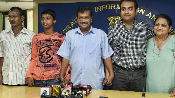 गरीब टेलर के बेटे ने पास की IIT की परीक्षा, जानिए क्या कहा केजरीवाल ने गरीब टेलर के बेटे ने पास की IIT की परीक्षा, जानिए क्या कहा केजरीवाल ने