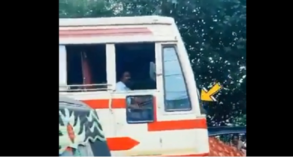 बस वाला आया सही लेन में